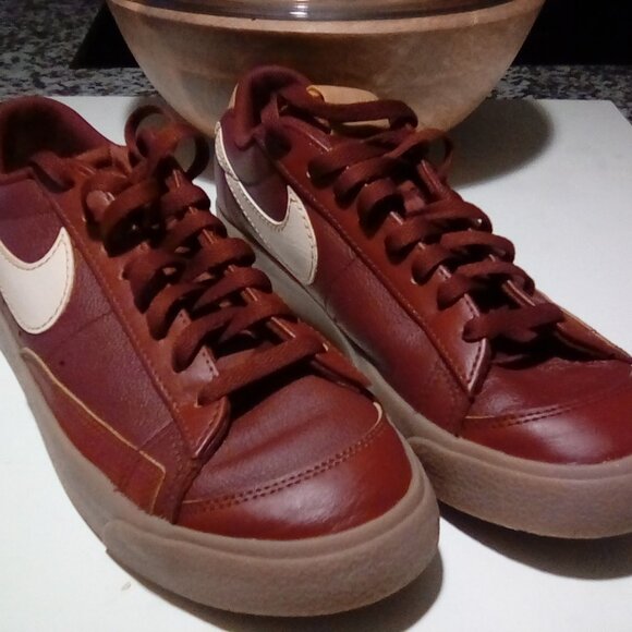 Nike Swoosh Classic - Picture 1 of 9